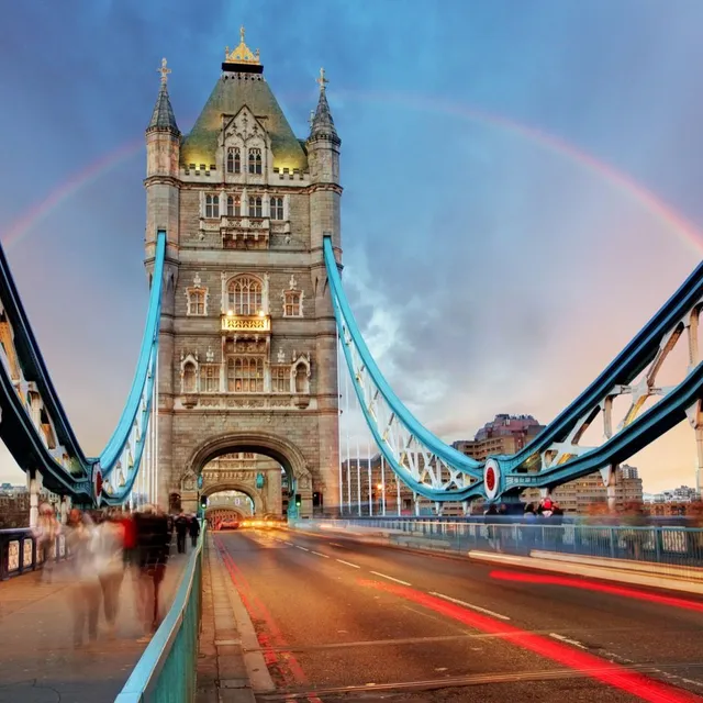 Tower Bridge all'ora blu con arcobaleno
